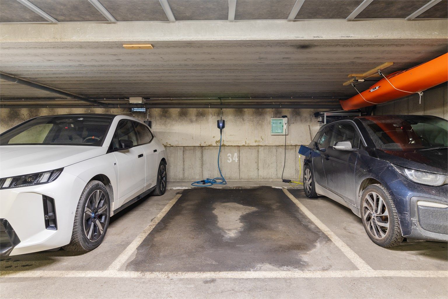 Det medfølger en fast parkeringsplass i felles garasjeanlegg i nabobygget.