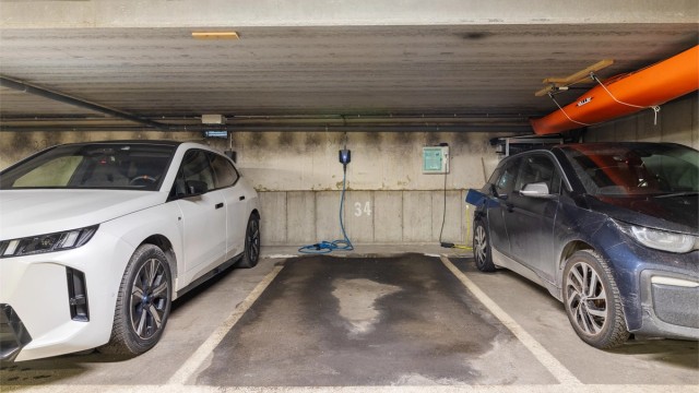 Det medfølger en fast parkeringsplass i felles garasjeanlegg i nabobygget.