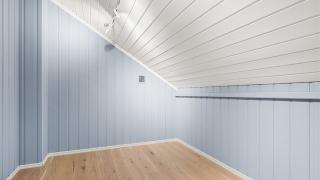 Etasjen har flere rom som kan tilpasses familiens behov, for eksempel som barnerom eller kontor.