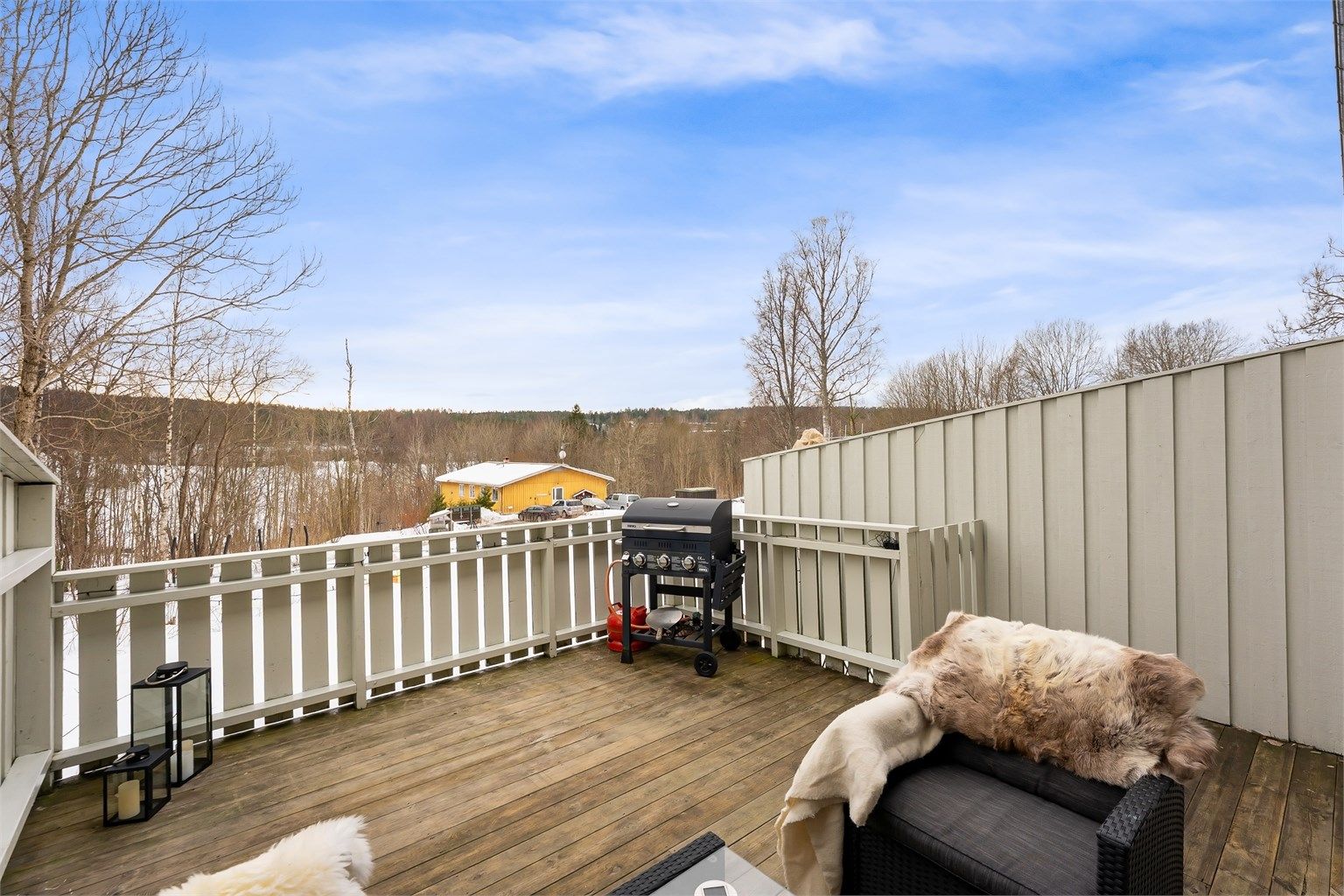 Her kan du nyte utsikten mot de naturskjønne omgivelsene.