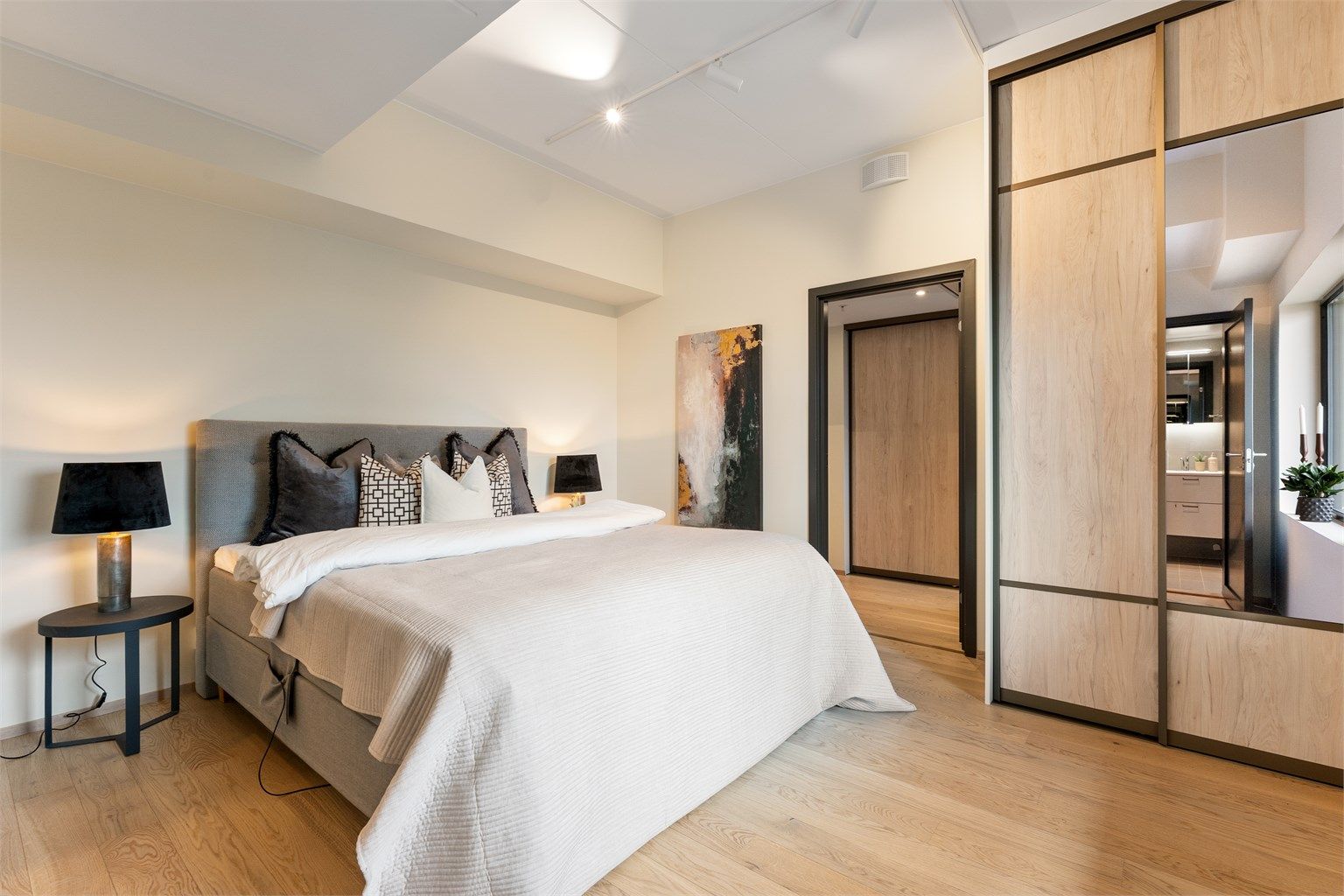 Hovedsoverom på ca 15 kvm eget bad og walk-in closet