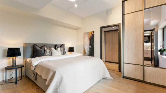 Hovedsoverom på ca 15 kvm eget bad og walk-in closet