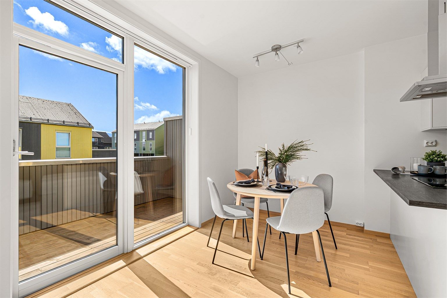 Det er god plass til både spisebord og sittegruppe her