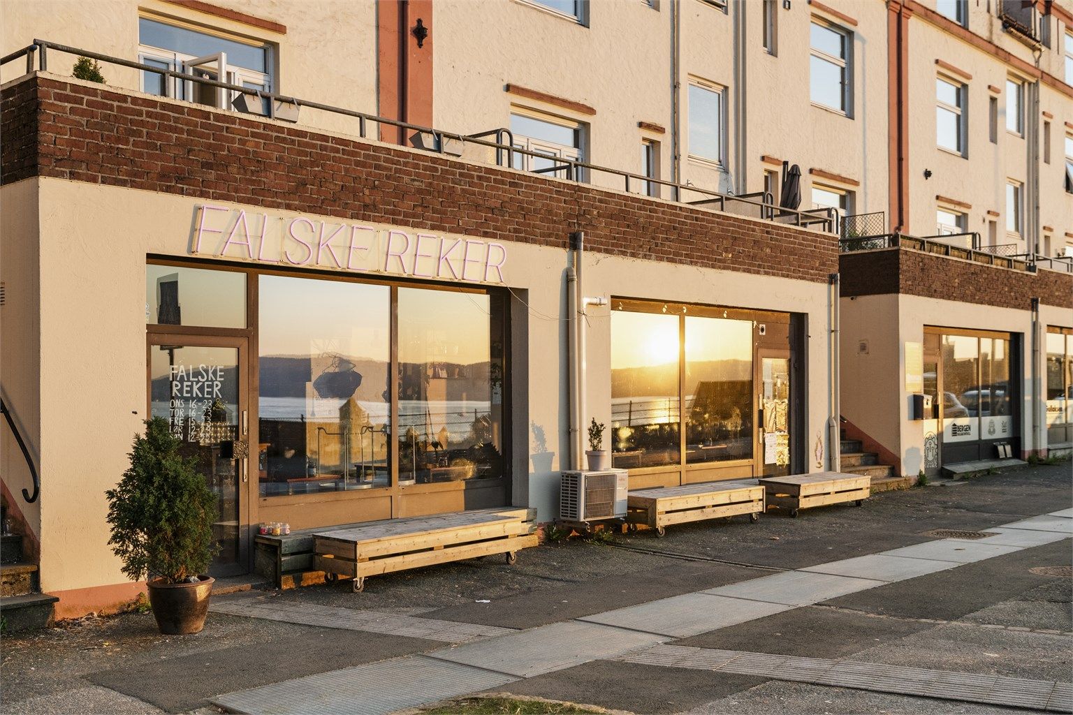     I nærområdet finner du restauranten, Falske Reker – et populært spisested med særpreg og god atmosfære.
