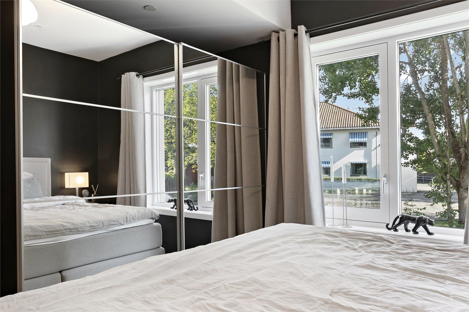Praktisk skyvedørsgarderobe med speilfronter. 