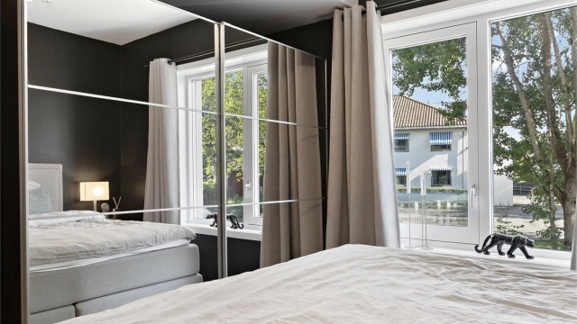Praktisk skyvedørsgarderobe med speilfronter.