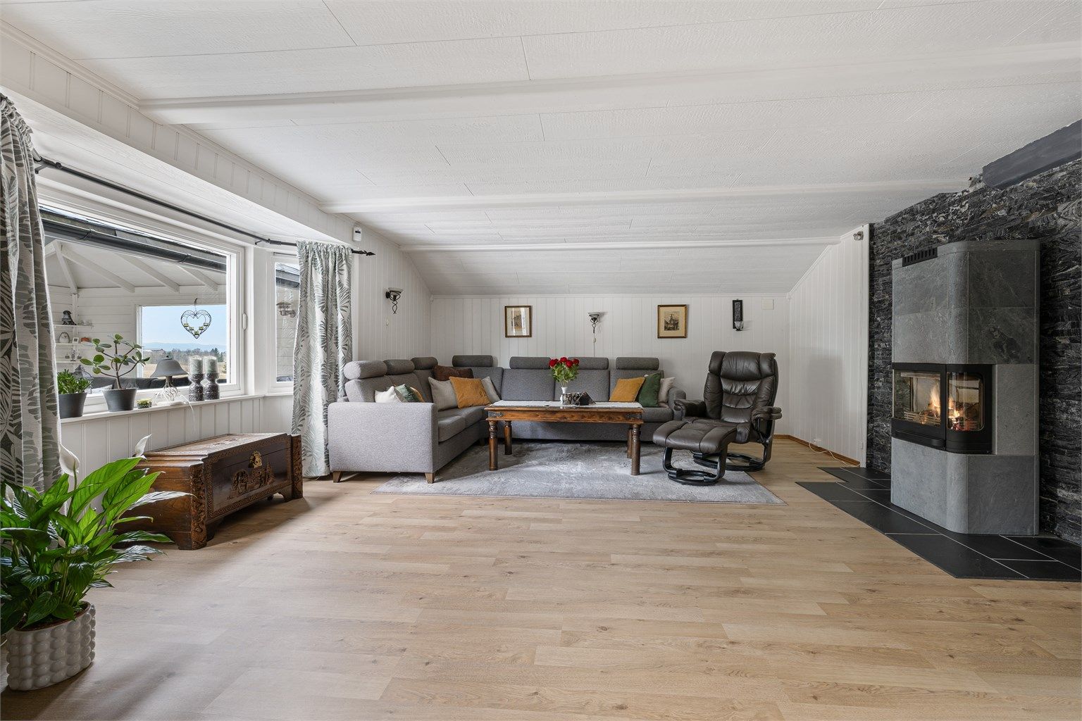 Vedfyring i stuen gjør at det blir godt og varmt på kalde vinterdager