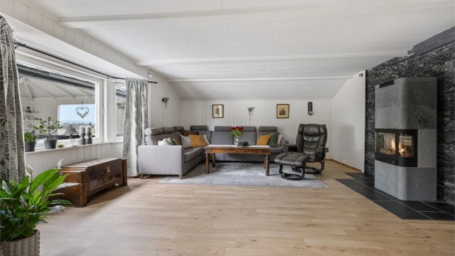 Vedfyring i stuen gjør at det blir godt og varmt på kalde vinterdager