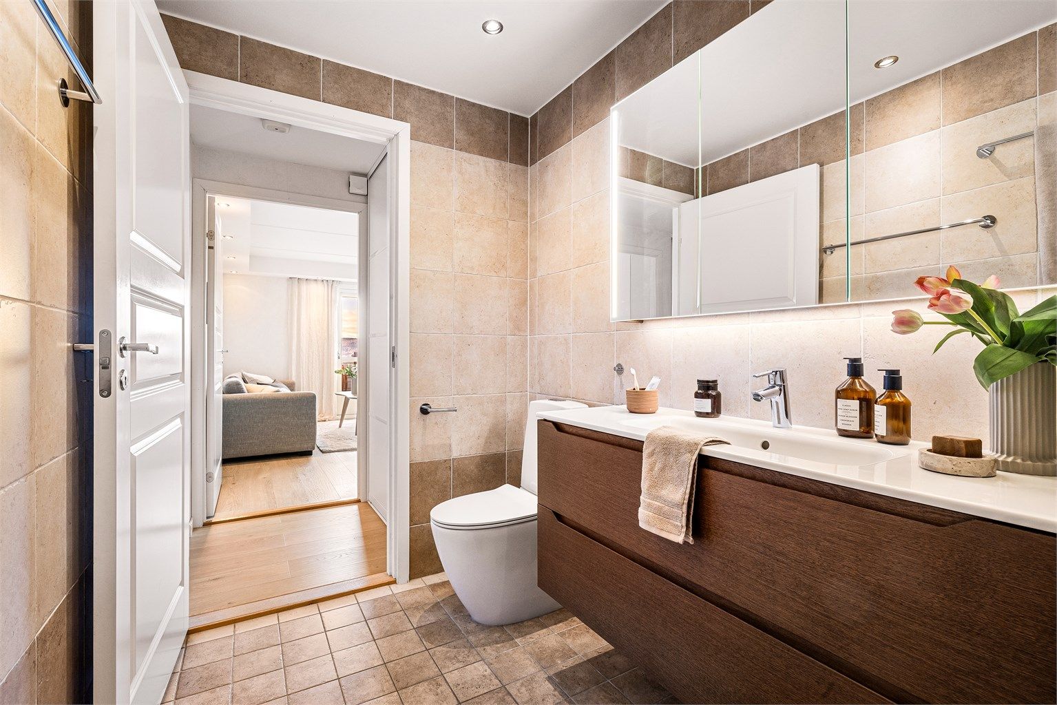 - Det er belysning i speil frontene og downlights i himling -