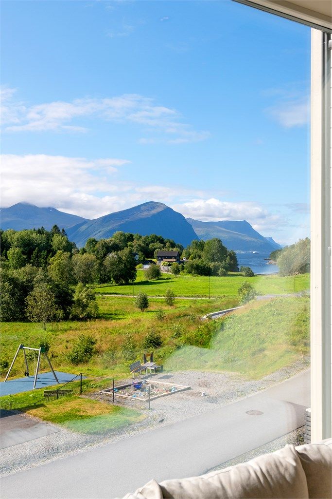 Utsikt mot nærområdet ed lekeplass og kort vei til naturen.