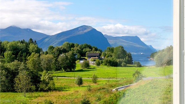 Utsikt mot nærområdet ed lekeplass og kort vei til naturen.