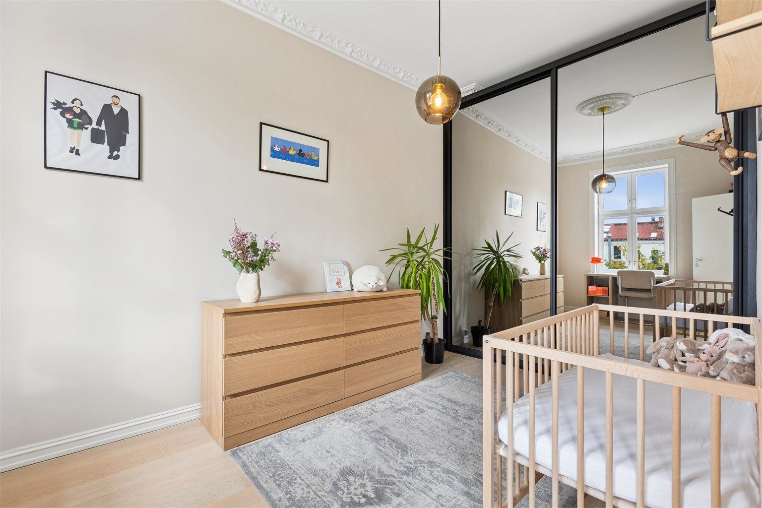 Romslig skyvedørsgarderobe med speilfronter gir rikelig med lagringsplass.