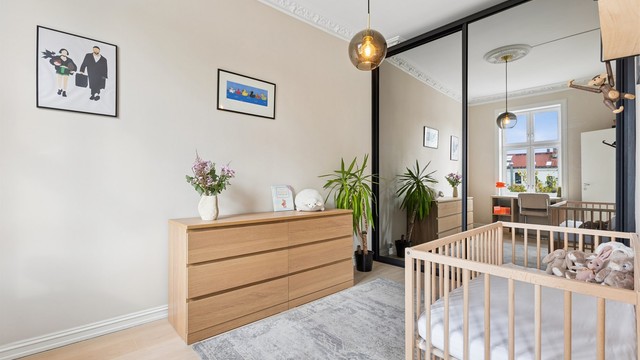 Romslig skyvedørsgarderobe med speilfronter gir rikelig med lagringsplass.