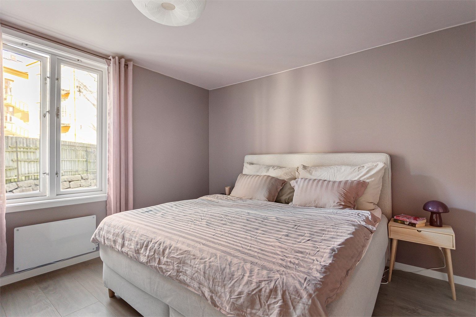 Soverommet har en god størrelse og vender mot den rolige bakgården, noe som gir en behagelig og skjermet atmosfære.