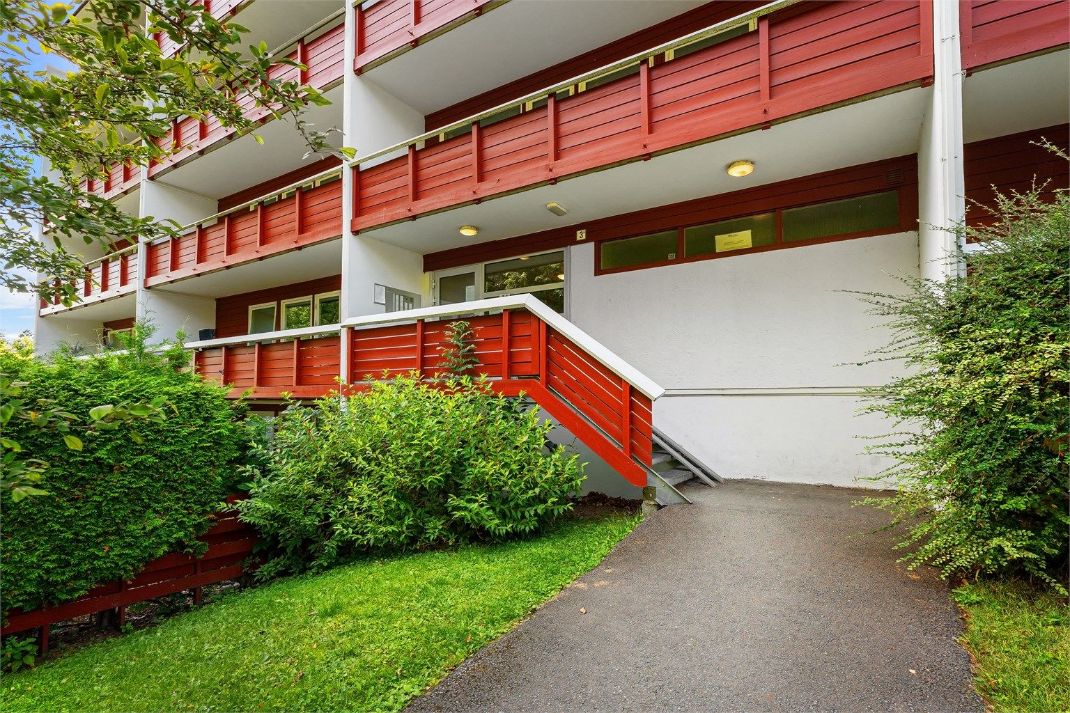 Adkomst til leiligheten via felles inngangsparti og trappeoppgang med callinganlegg.