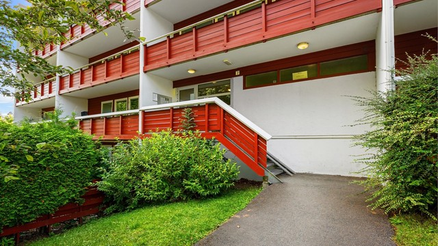 Adkomst til leiligheten via felles inngangsparti og trappeoppgang med callinganlegg.