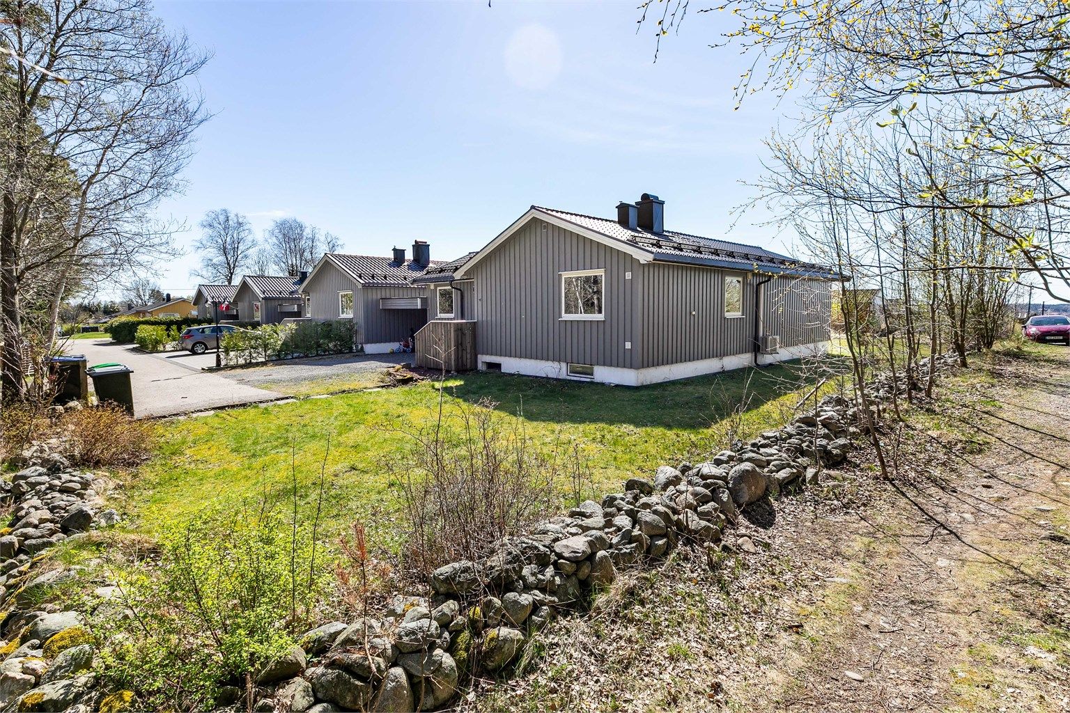 Denne kjedede andelsboligen er en del av veletablerte Rørskogen Borettslag og oppriktig tilbaketrukken - helt innerst i gaten.
Fotograf; Børge Oppegård.