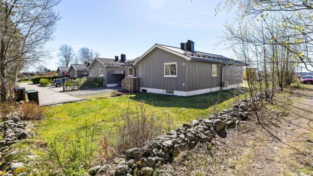 Denne kjedede andelsboligen er en del av veletablerte Rørskogen Borettslag og oppriktig tilbaketrukken - helt innerst i gaten.
Fotograf; Børge Oppegård.