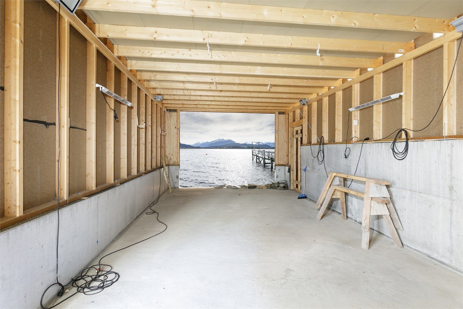 Innvendig i naustet med åpen dører mot Borgundfjorden