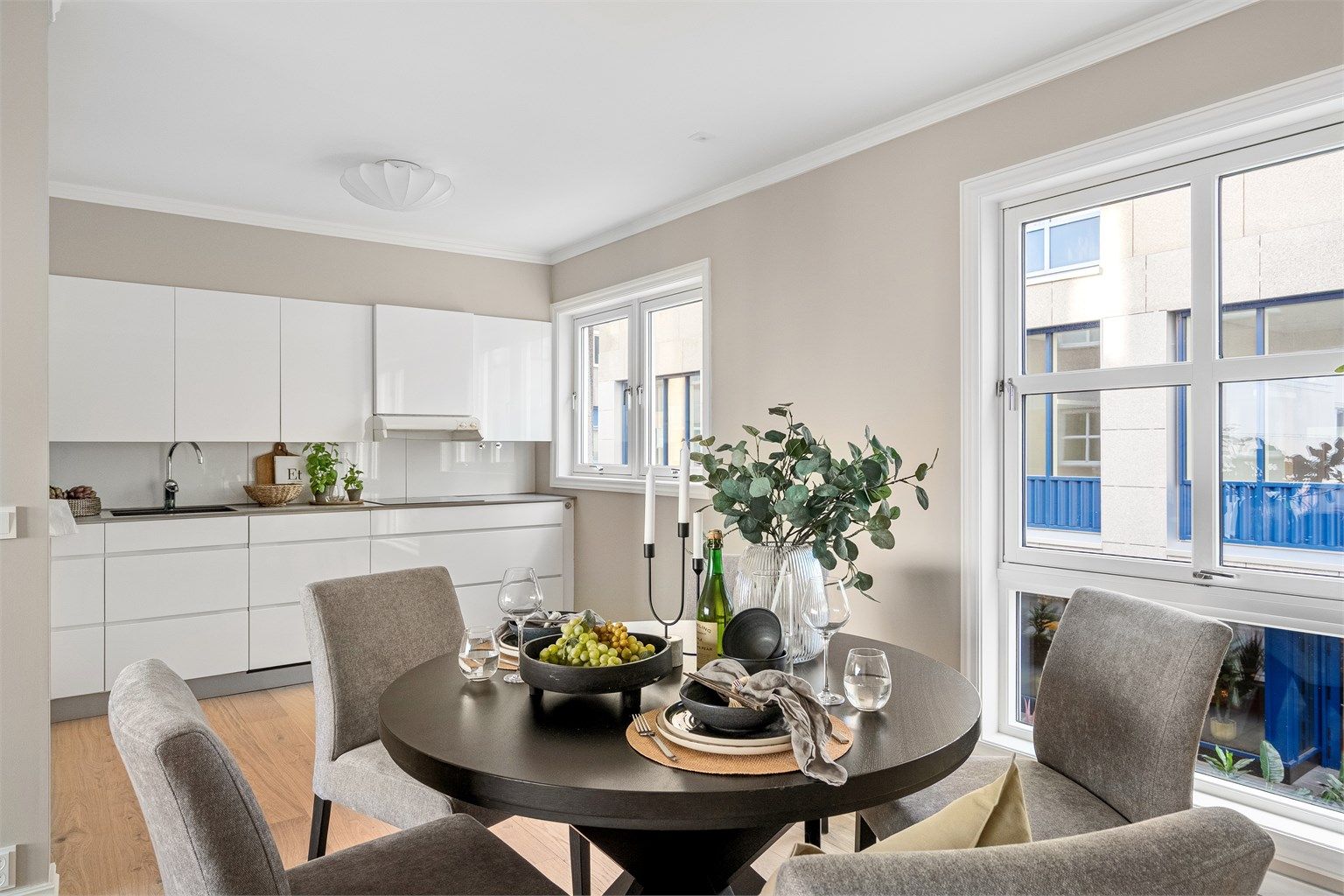 God plass til å ha spisebord ved kjøkken, eventuelt også sitte inn en ekstra øy, som deler av mot spisestuen. 