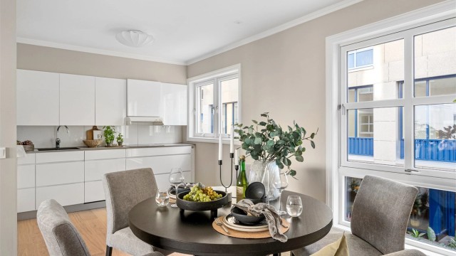 God plass til å ha spisebord ved kjøkken, eventuelt også sitte inn en ekstra øy, som deler av mot spisestuen.