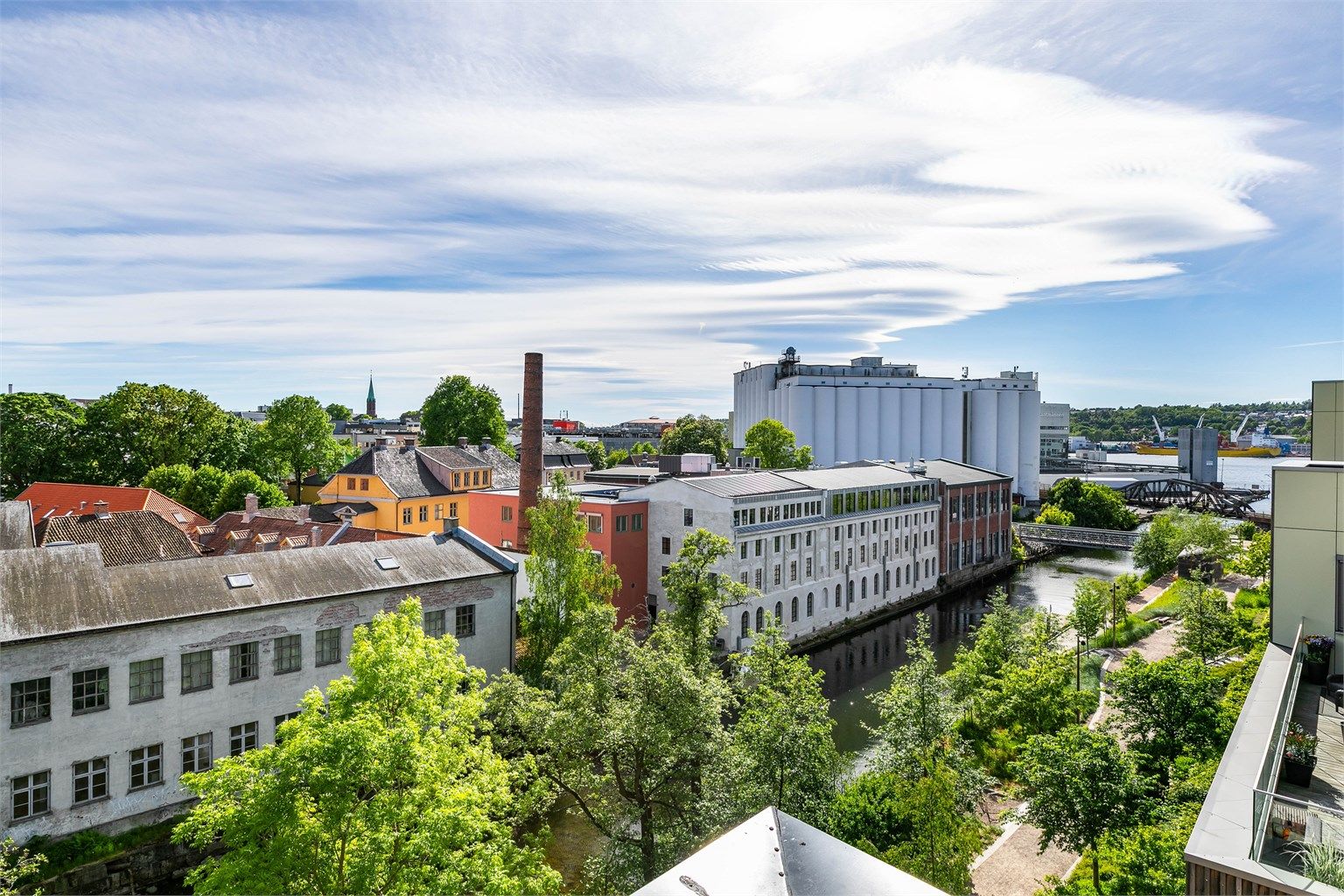 Utsikt fra takaltanen. I Mosseelva nedenfor er lagt ut flytebrygge der kajakk enkelt kan sjøsettes. Kajakk er til utlån i sameiet.