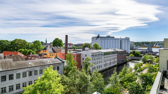 Utsikt fra takaltanen. I Mosseelva nedenfor er lagt ut flytebrygge der kajakk enkelt kan sjøsettes. Kajakk er til utlån i sameiet.