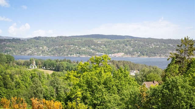 Her bor du fritt og høyt med gode solforhold og nærhet til både kyststien og badestrender.