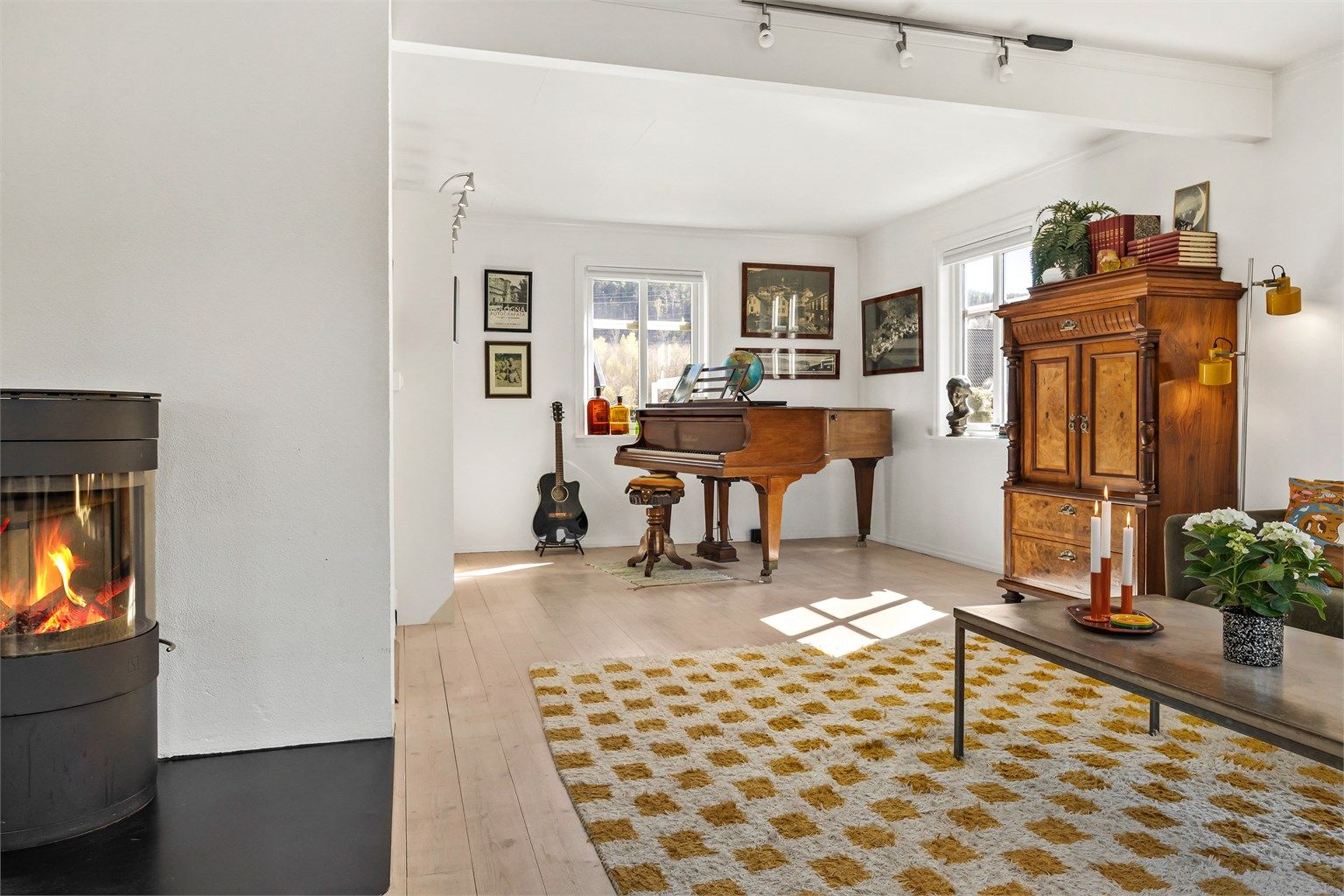 En effektiv varmepumpe fra 2020 og en peisovn sørger for både jevn varme og hygge i stuen.