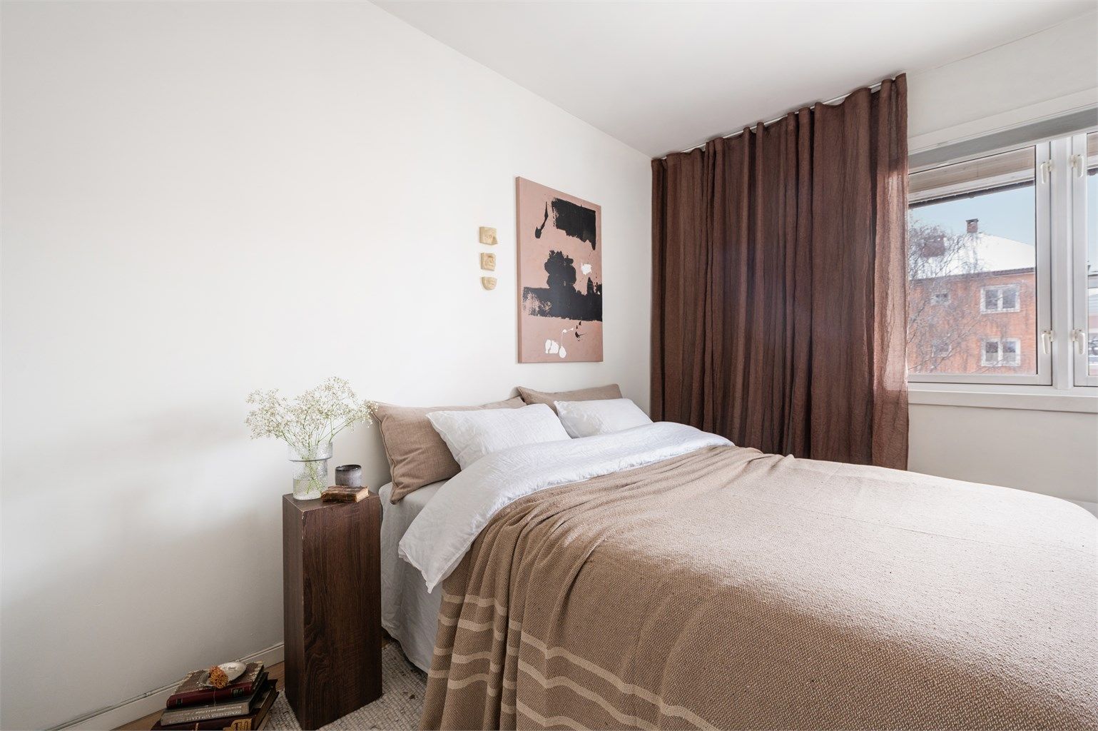 Soverommet er av god størrelse og vender mot rolige omgivelser.