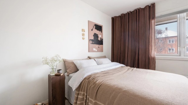 Soverommet er av god størrelse og vender mot rolige omgivelser.