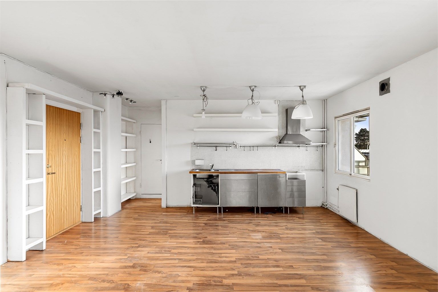 Leiligheten er et oppussingsobjekt med stort potensial for å skape et personlig hjem.