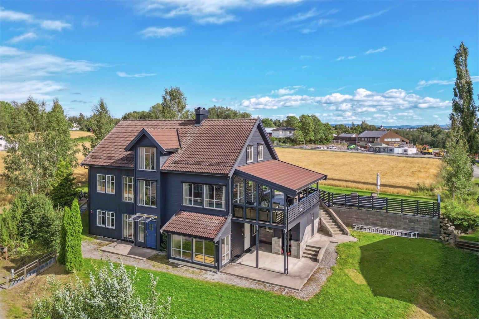 Velkommen til Enervegen 55! Stor og spennende enebolig med meget attraktiv beliggenhet på Ridabu.