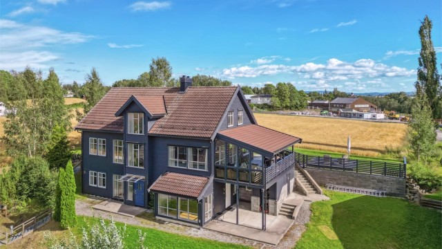 Velkommen til Enervegen 55! Stor og spennende enebolig med meget attraktiv beliggenhet på Ridabu.