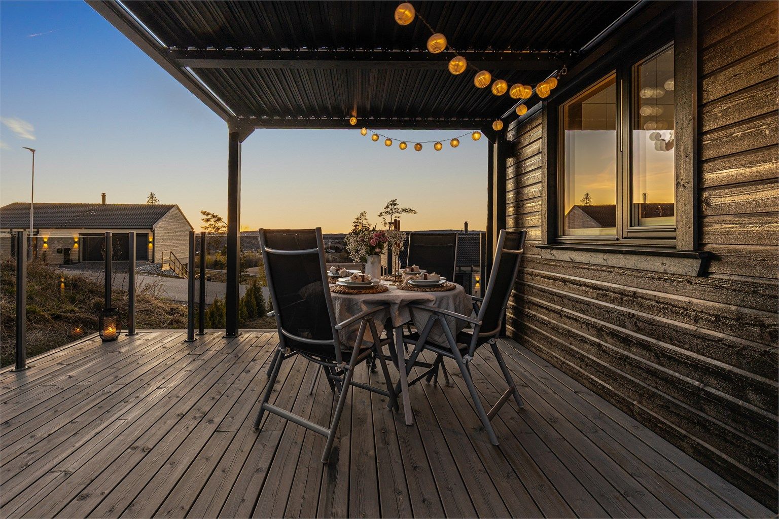 Stemningsfull belysning skaper en hyggelig atmosfære på kveldstid.