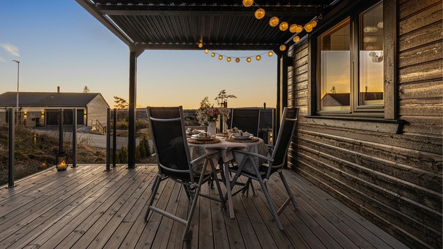 Stemningsfull belysning skaper en hyggelig atmosfære på kveldstid.