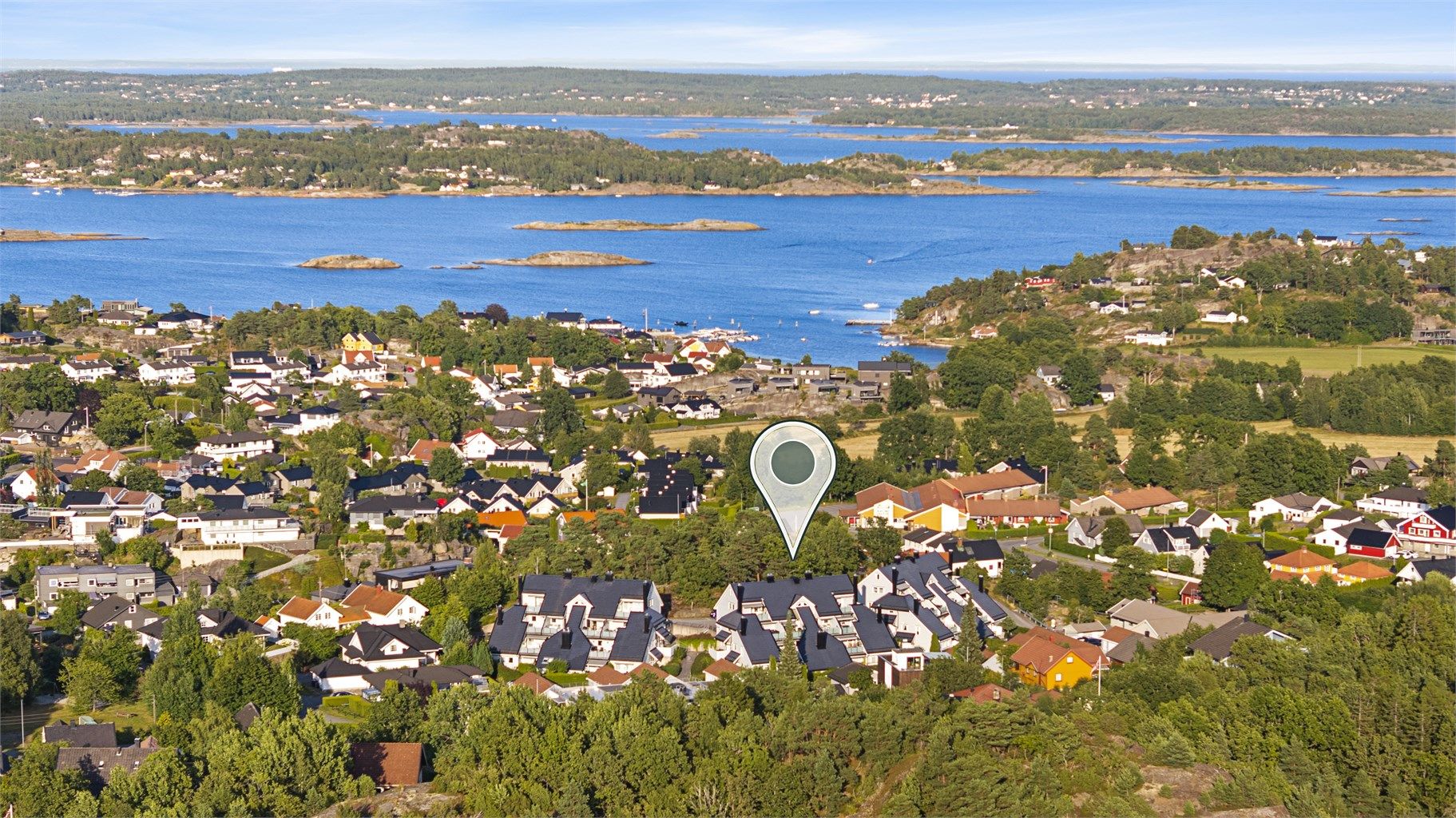 Eiendommen ligger i et etablert og rolig boligområde i Sandefjord med kort vei til kysten