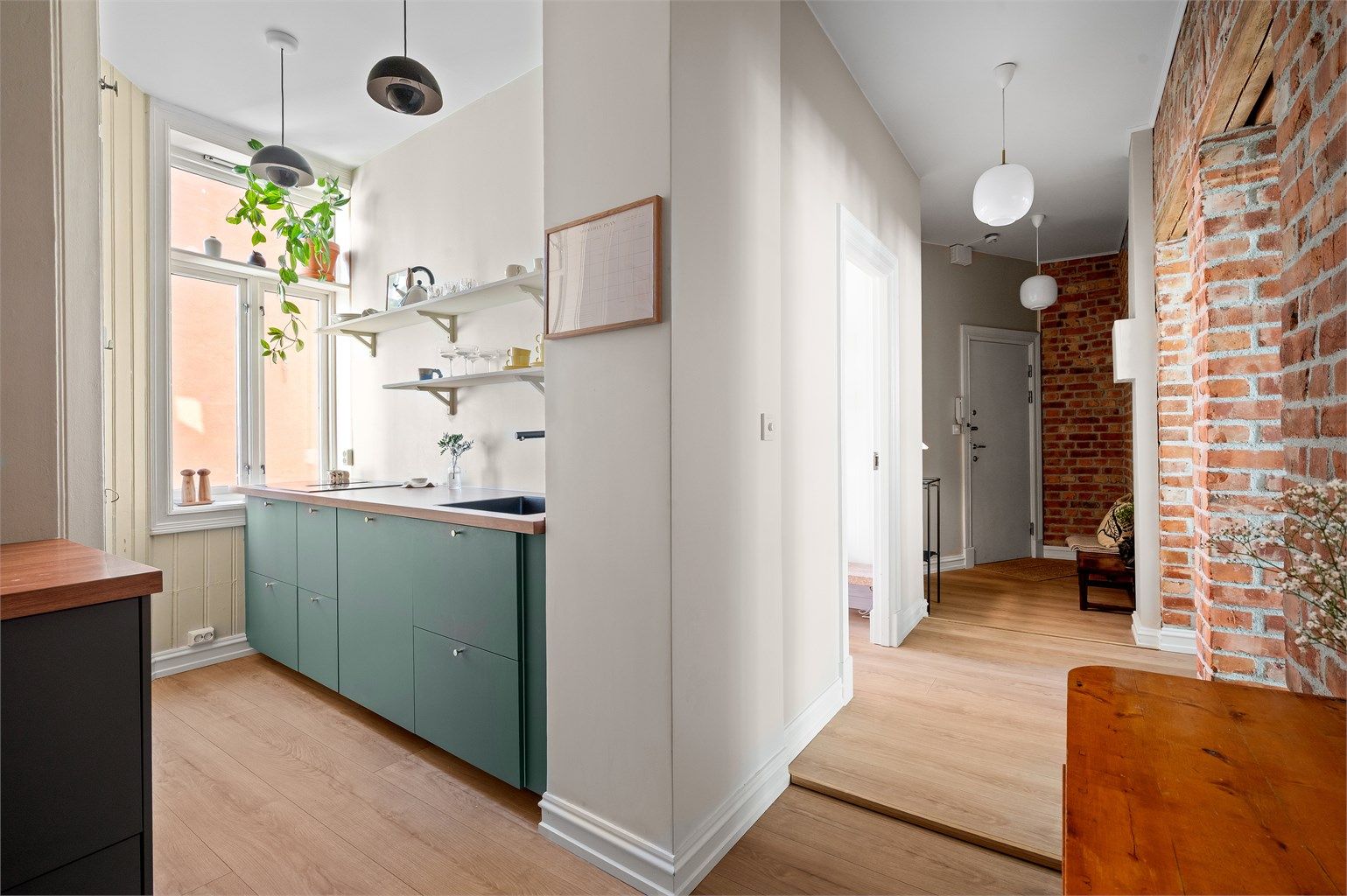 Her får du en gjennomtenkt planløsning med flytende overgang mellom leilighetens ulike soner. 