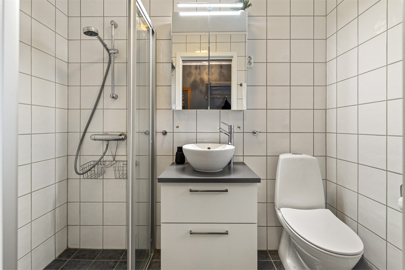 Badet er fornyet med fliser på vegger og gulv. Varmekabler i gulvet