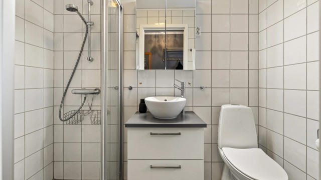 Badet er fornyet med fliser på vegger og gulv. Varmekabler i gulvet