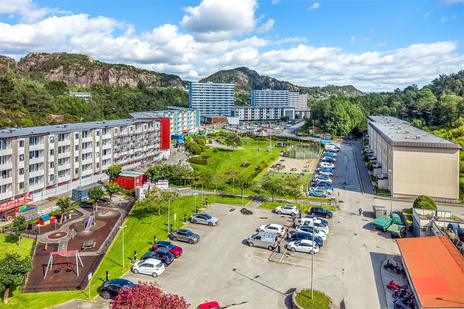 Sentral beliggenhet i Bergen Vest med kort vei til servicetilbud og natur.
