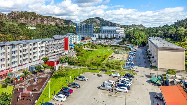 Sentral beliggenhet i Bergen Vest med kort vei til servicetilbud og natur.
