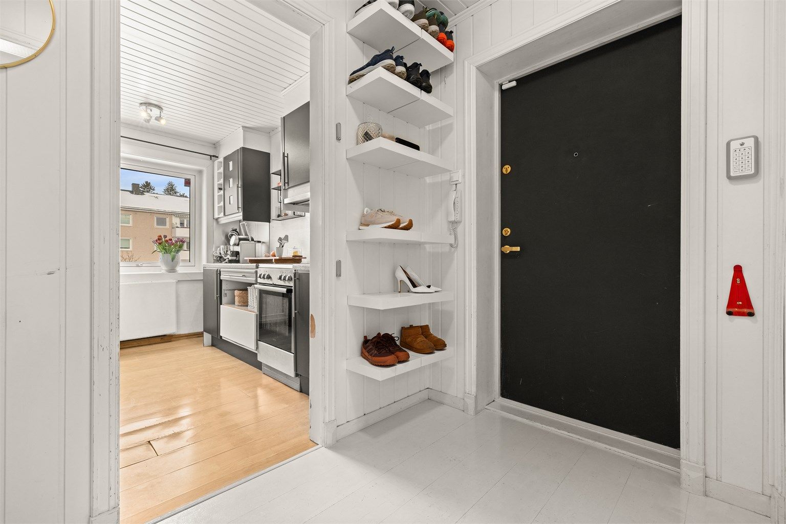 Entrèn er lys og gir et godt førsteinntrykk, med plassbygde hyller for oppbevaring.