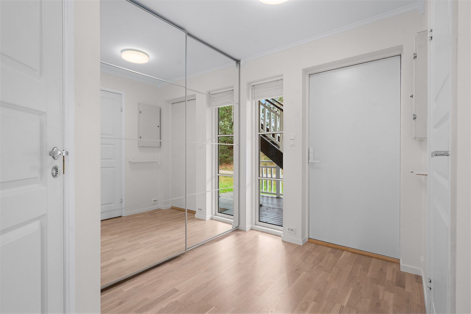 Velkommen inn | God plass til å henge fra seg i skyvedørsgarderobe. 