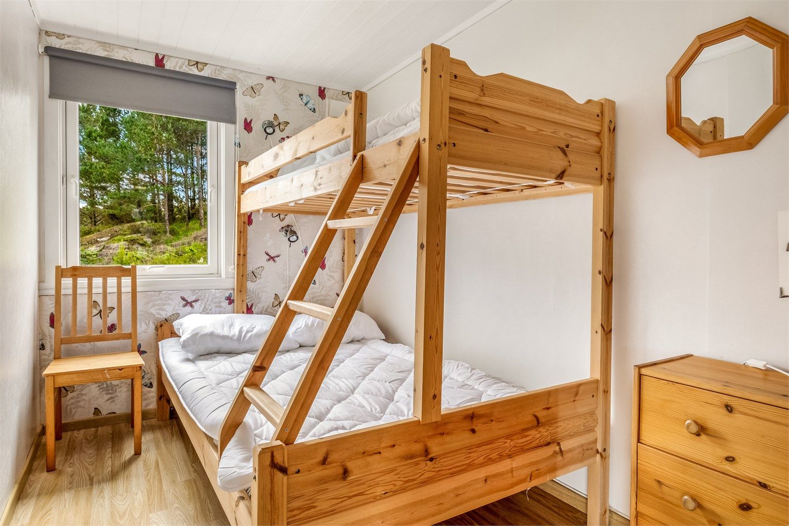 Hytta har tre soverom med plass til flere sengeplasser.