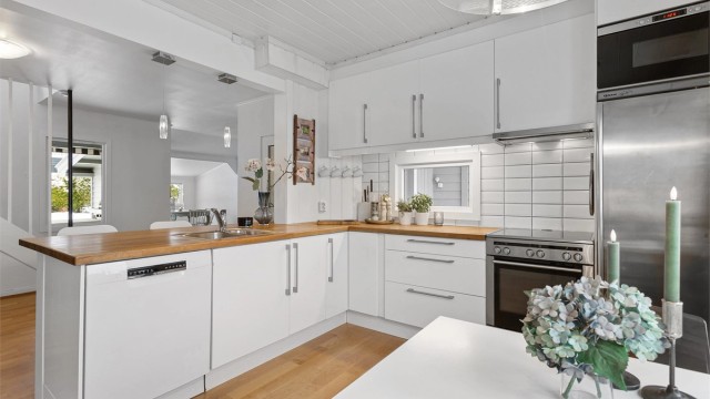 Plass til frittstående komfyr, oppvaskmaskin og kjøleskap