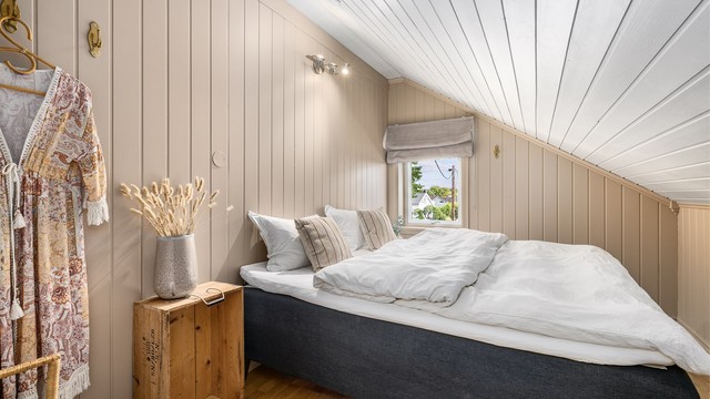 Dette og tilstøtende rom sør i loftsetasjen var opprinnelig ett stort soverom, men er i senere år adskilt med lettvegg.