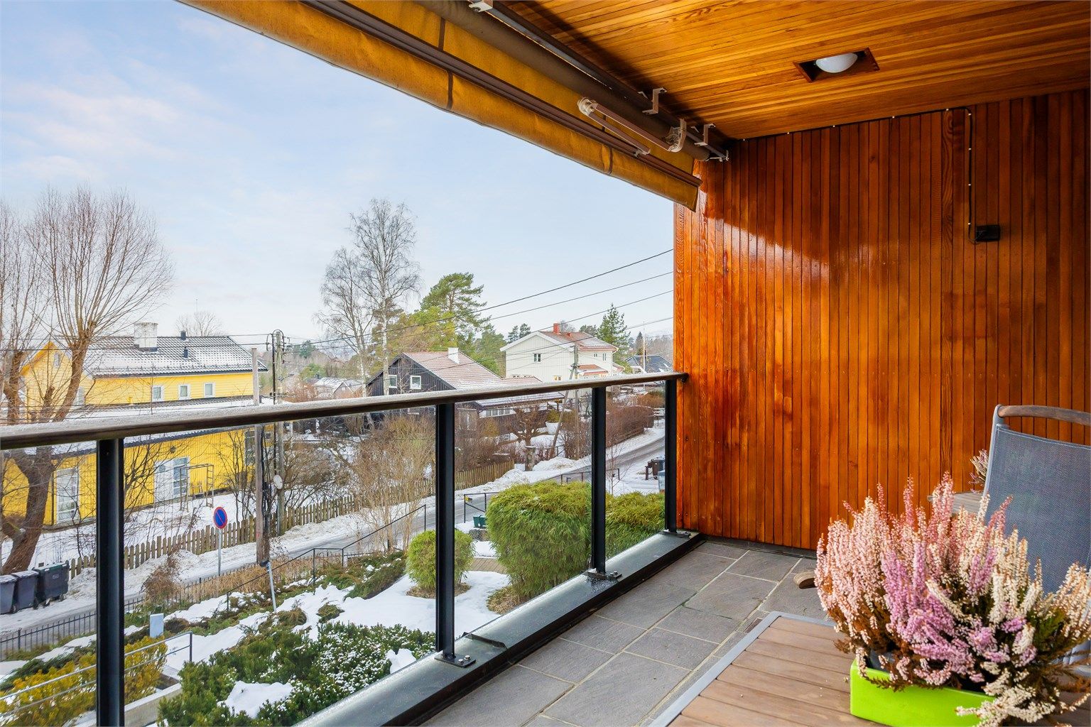 Leiligheten er gjennomgående og har gode solforhold på den vestvendte balkongen.