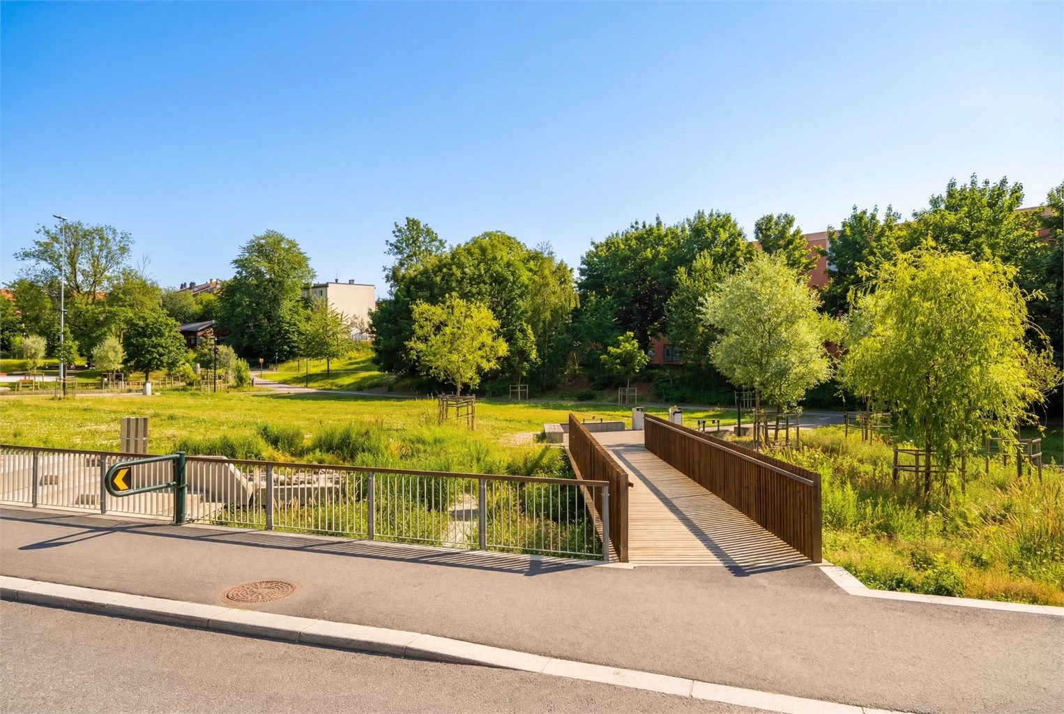 Umiddelbar nærhet til Jordal Idrettspark, som består av flere idrettsanlegg; to ishaller, én idrettshall, én idrettsplass med kunstgressbane og ett skatebord-anlegg.