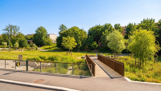 Umiddelbar nærhet til Jordal Idrettspark, som består av flere idrettsanlegg; to ishaller, én idrettshall, én idrettsplass med kunstgressbane og ett skatebord-anlegg.